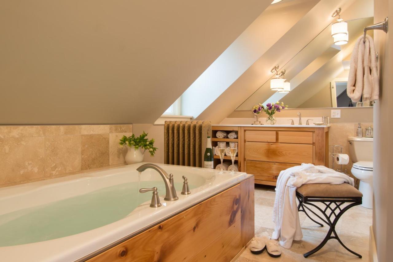 Gothic Eves Inn And Spa Bed And Breakfast Trumansburg エクステリア 写真